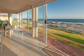 Hermanus Haven, entire home, on the sea, private pool, secure